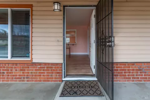 Entry Way - 900 5th St, Fairfield, CA 94533 photo 2 of 2