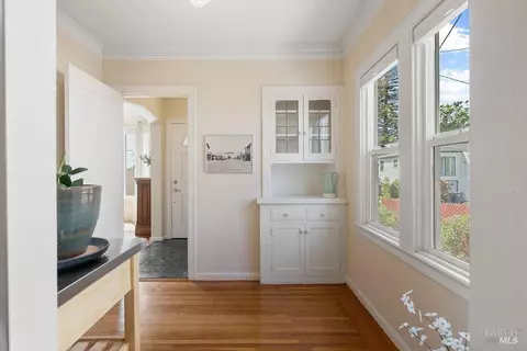 Entry Way - 30 Buena Vista Ave, Vallejo, CA 94590 photo 3 of 8