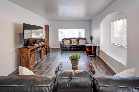 Living - 152 12th St, Vallejo, CA 94590 photo 2 of 4