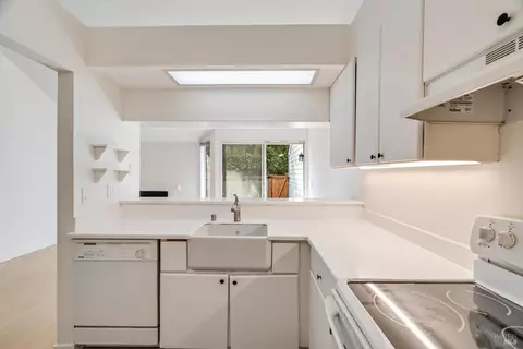 Kitchen - 156 Courtyards E, Windsor, CA 95492 photo 2 of 2