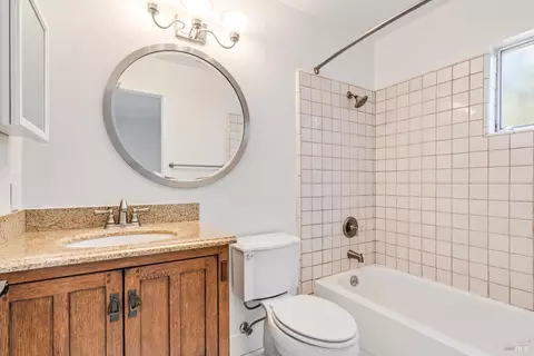 Bath - 156 Courtyards E, Windsor, CA 95492 photo 1 of 1
