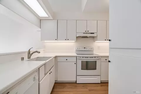 Kitchen - 156 Courtyards E, Windsor, CA 95492 photo 1 of 2
