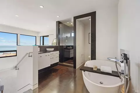 Bath - 311 2nd St, Sausalito, CA 94965 photo 4 of 8