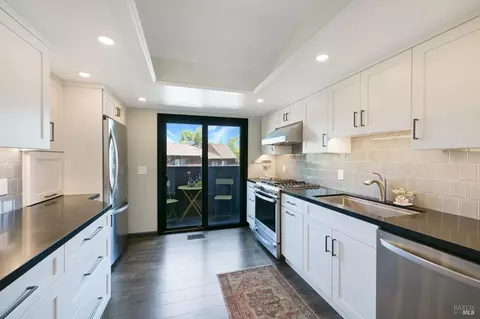 13 Liberty Ln, Petaluma, CA 94952
