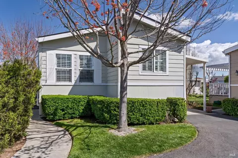 102 Candlewood Dr, Petaluma, CA 94954