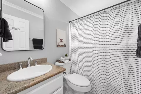 Bath - 812 Wethersfield Dr, Vacaville, CA 95688 photo 1 of 9