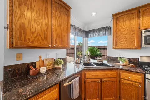 Kitchen - 812 Wethersfield Dr, Vacaville, CA 95688 photo 4 of 10