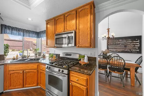 Kitchen - 812 Wethersfield Dr, Vacaville, CA 95688 photo 7 of 10