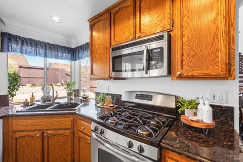 Kitchen - 812 Wethersfield Dr, Vacaville, CA 95688 photo 6 of 10