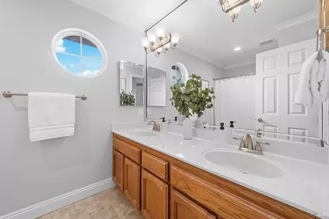 Bath - 812 Wethersfield Dr, Vacaville, CA 95688 photo 7 of 9