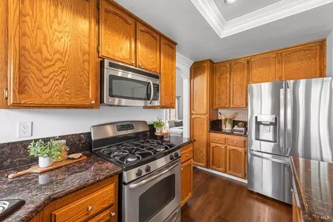 Kitchen - 812 Wethersfield Dr, Vacaville, CA 95688 photo 8 of 10