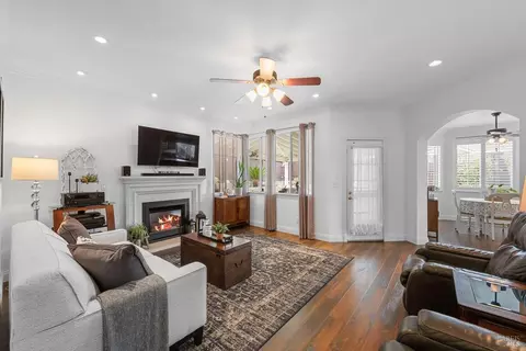 Living - 812 Wethersfield Dr, Vacaville, CA 95688 photo 3 of 5