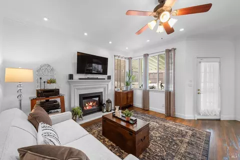 Living - 812 Wethersfield Dr, Vacaville, CA 95688 photo 4 of 5