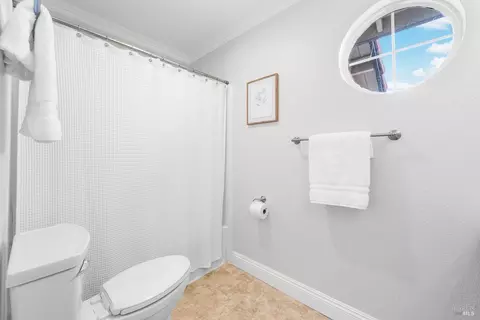 Bath - 812 Wethersfield Dr, Vacaville, CA 95688 photo 9 of 9
