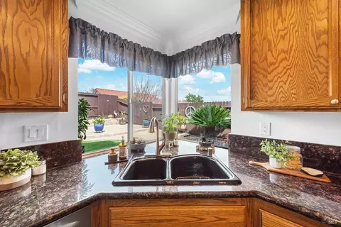 Kitchen - 812 Wethersfield Dr, Vacaville, CA 95688 photo 5 of 10