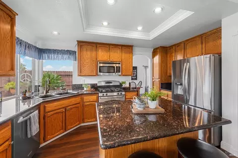 Kitchen - 812 Wethersfield Dr, Vacaville, CA 95688 photo 3 of 10
