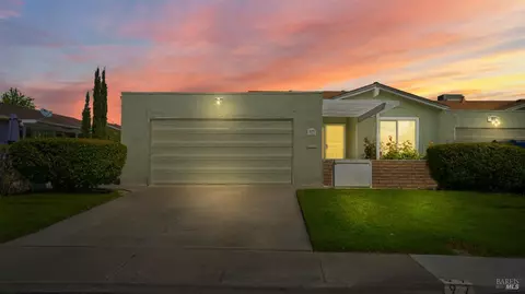 97 Sequoia Dr, Vacaville, CA 95687