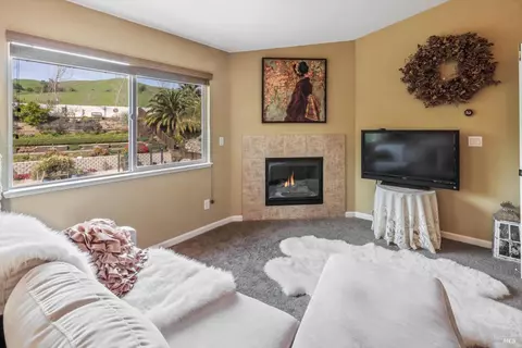 Living - 1937 Moosup Ct, Fairfield, CA 94533 photo 4 of 5