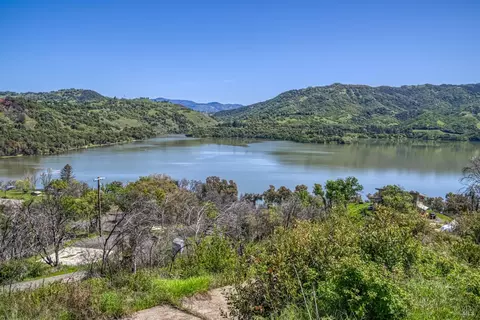 5851 Lake Ridge Dr, Ukiah, CA 95482
