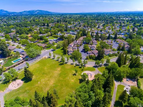 1572 Yardley St, Santa Rosa, CA 95403
