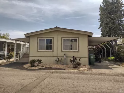 218 Champagne Cir W, Calistoga, CA 94515
