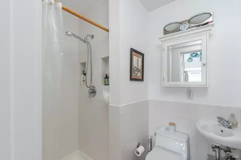 Bath - 55 Sunshine Ave, Sausalito, CA 94965 photo 2 of 2
