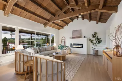 Living - 402 Powell Ave, Healdsburg, CA 95448 photo 2 of 4