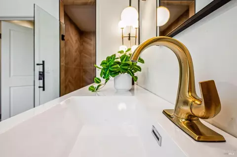 Bath - 402 Powell Ave, Healdsburg, CA 95448 photo 5 of 7