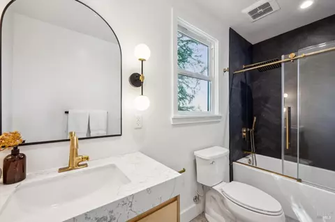 Bath - 402 Powell Ave, Healdsburg, CA 95448 photo 2 of 7