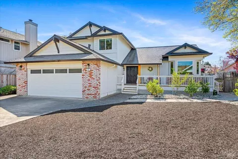 11 Persimmon Ct, Petaluma, CA 94954
