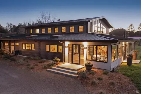 555 Snow Rd, Sebastopol, CA 95472