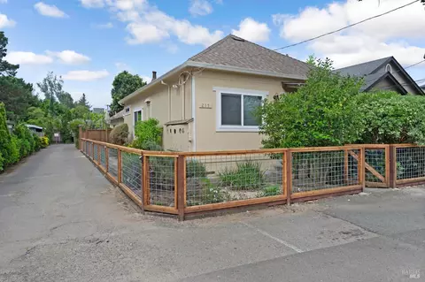215 Iowa St, Santa Rosa, CA 95401