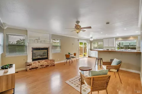 Living - 9147 Piccadilly Cir, Windsor, CA 95492 photo 4 of 4