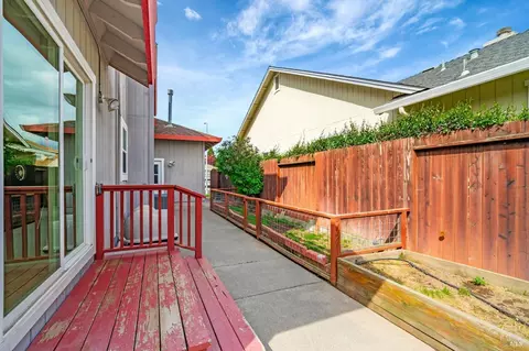 Exterior - 9147 Piccadilly Cir, Windsor, CA 95492 photo 9 of 16