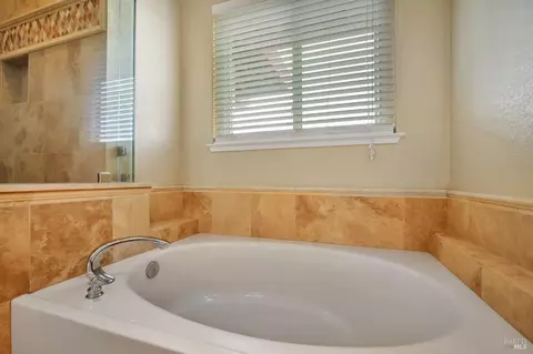 Bath - 9147 Piccadilly Cir, Windsor, CA 95492 photo 5 of 6