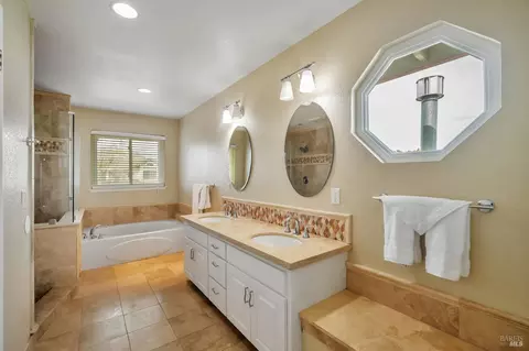 Bath - 9147 Piccadilly Cir, Windsor, CA 95492 photo 1 of 6