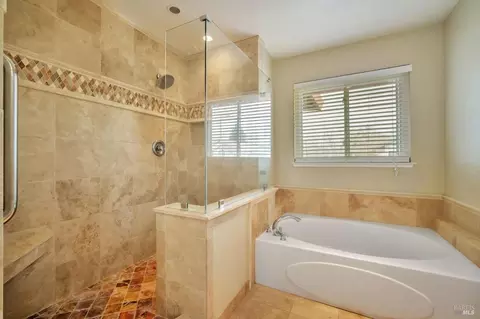 Bath - 9147 Piccadilly Cir, Windsor, CA 95492 photo 2 of 6