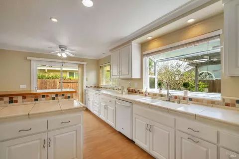 Kitchen - 9147 Piccadilly Cir, Windsor, CA 95492 photo 2 of 5