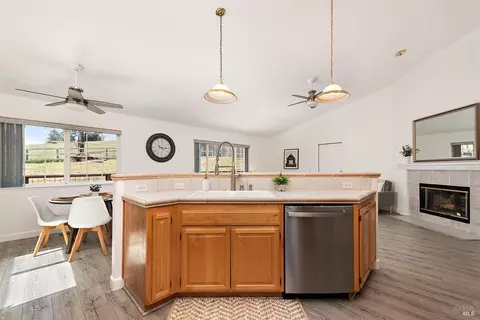 Kitchen - 4 Issel Ct, Cotati, CA 94931 photo 2 of 3
