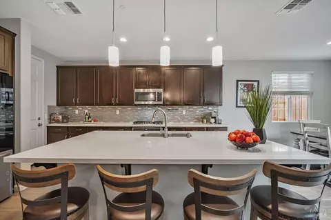 2153 Kingwood Rd, Rohnert Park, CA 94928