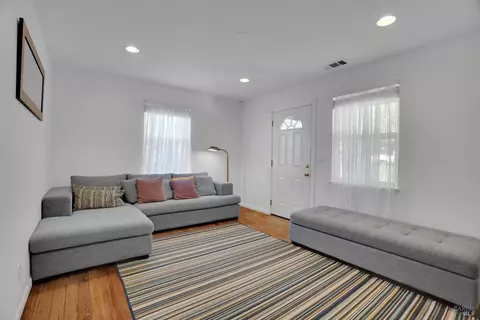 370 E N St, Benicia, CA 94510