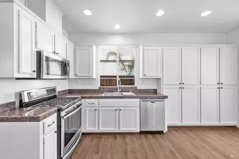 Kitchen - 706 Marsh Pl, Fairfield, CA 94533 photo 4 of 4