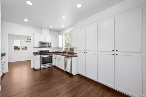 Kitchen - 706 Marsh Pl, Fairfield, CA 94533 photo 3 of 4