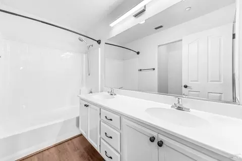 Bath - 706 Marsh Pl, Fairfield, CA 94533 photo 3 of 3