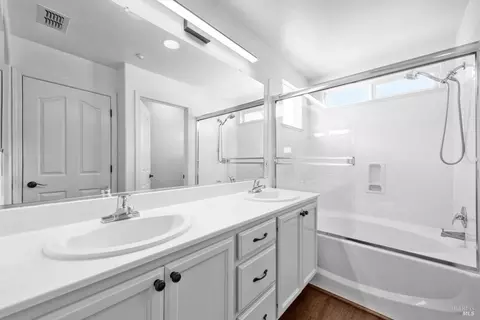 Bath - 706 Marsh Pl, Fairfield, CA 94533 photo 1 of 3