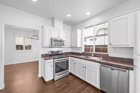 Kitchen - 706 Marsh Pl, Fairfield, CA 94533 photo 2 of 4