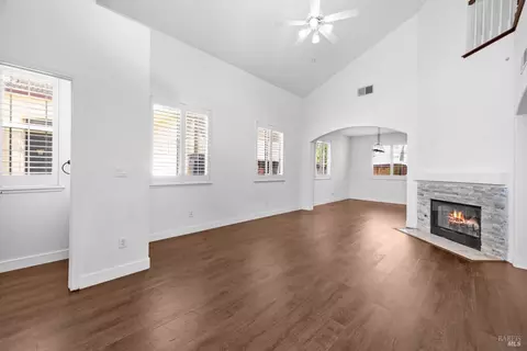 Living - 706 Marsh Pl, Fairfield, CA 94533 photo 4 of 6