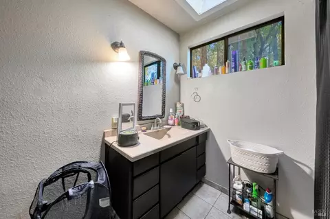 Bath - 9510 Oak Pl, Cobb, CA 95426 photo 2 of 2