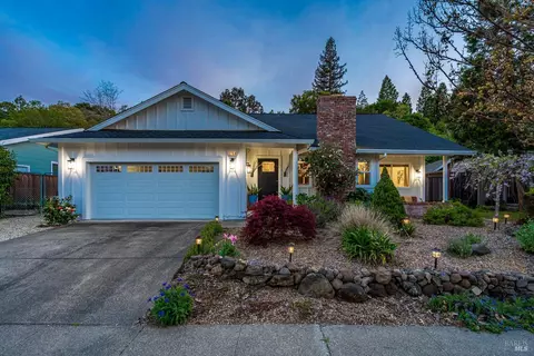 2764 Canterbury Dr, Santa Rosa, CA 95405