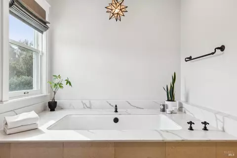 Bath - 9123 Red Hill Ct, Cotati, CA 94931 photo 4 of 11